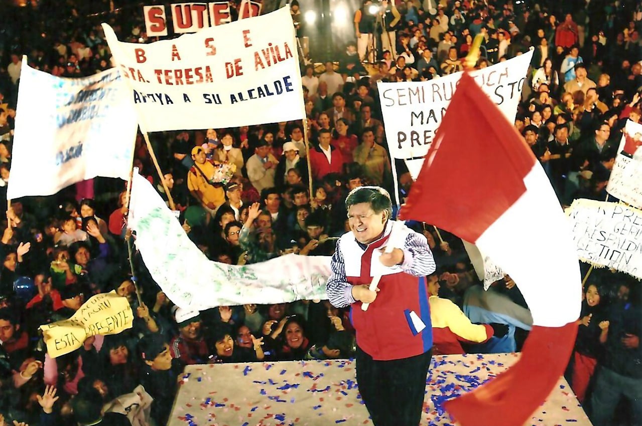 César Acuña junto a militantes de Alianza para el Progreso en un encuentro político