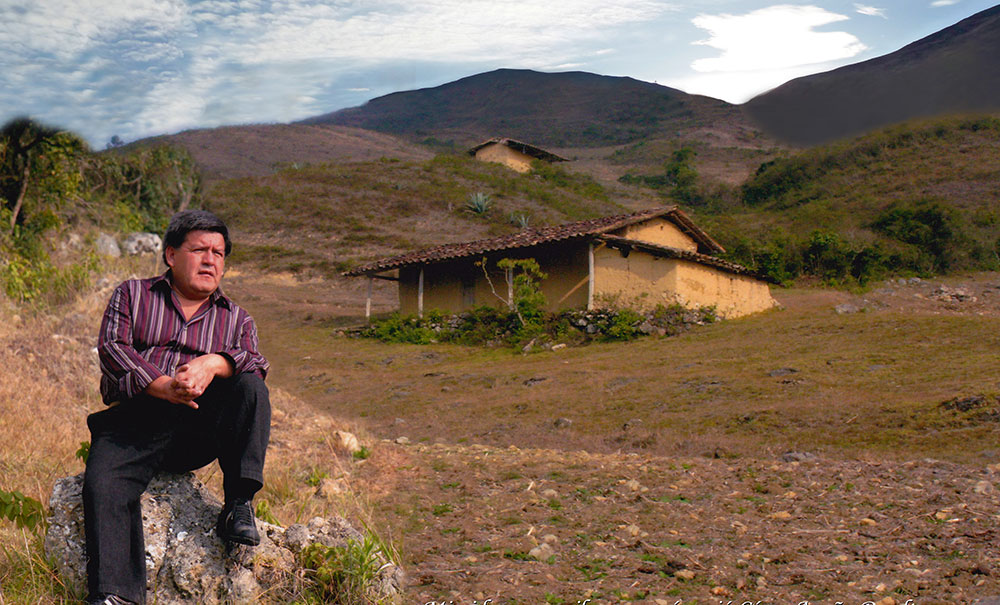 César Acuña en su casa de adobe y tejas en Tacabamba