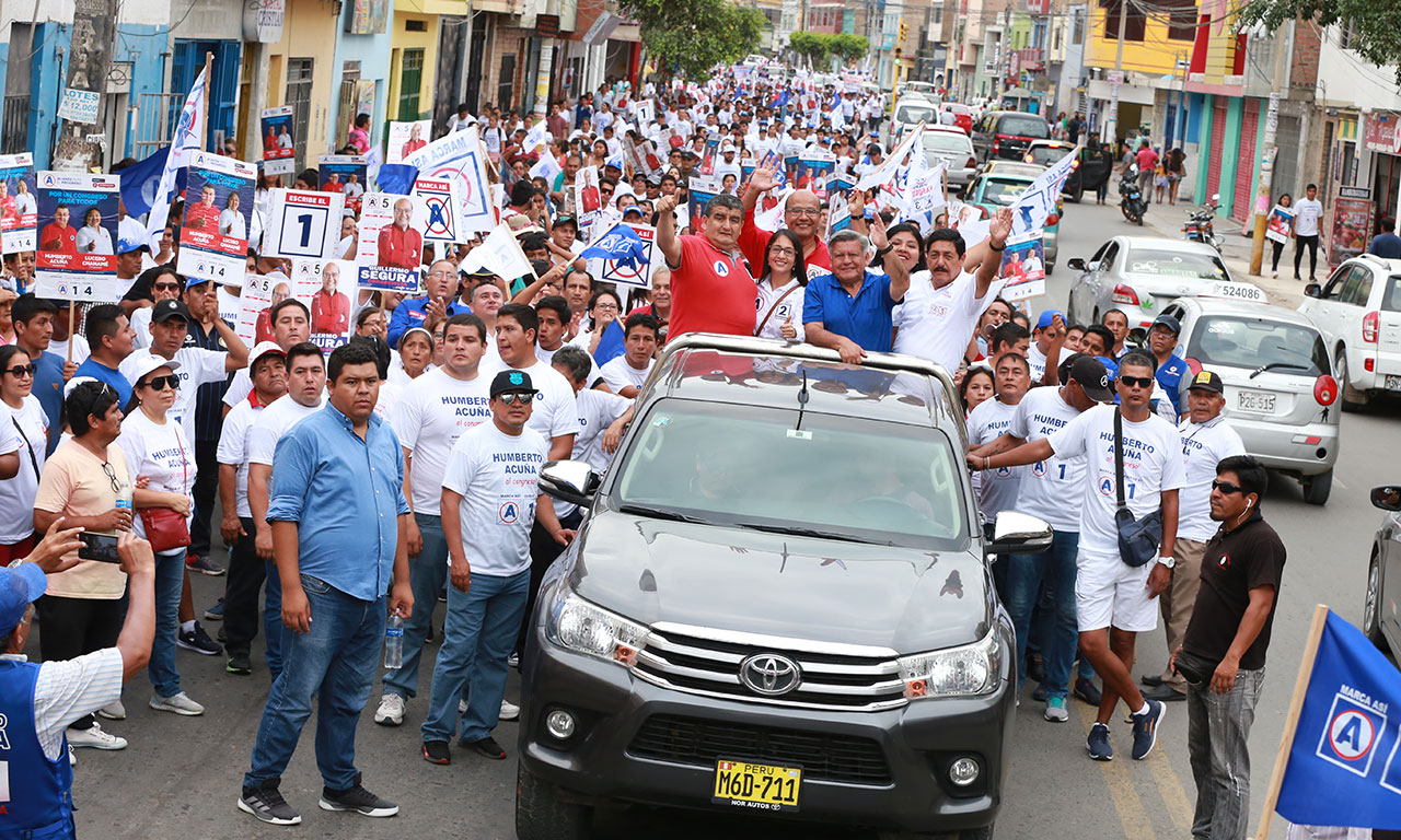 César Acuña liderando en Chiclayo la Gran Caminata de la Amistad