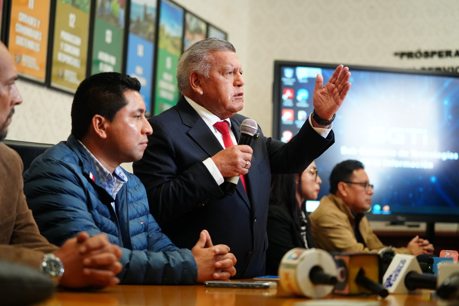 César Acuña defiende compra de camionetas y exige rectificación por daño a su honor - Imagen ilustrativa