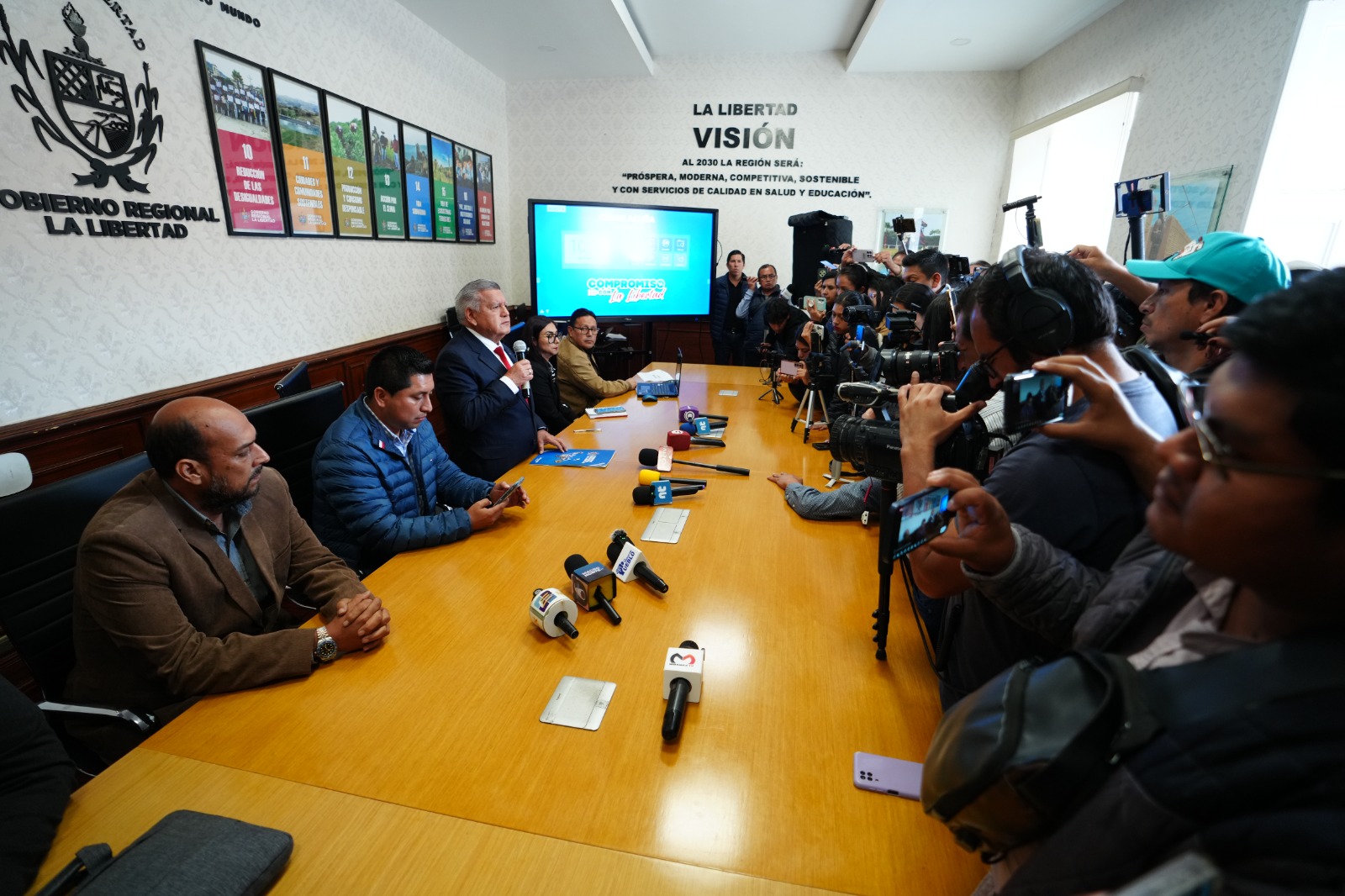 César Acuña defiende compra de camionetas y exige rectificación por daño a su honor - Imagen ilustrativa