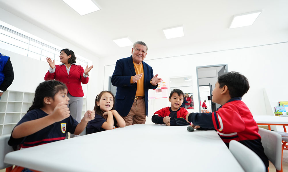 César Acuña lidera histórica renovación de mobiliario escolar en La Libertad