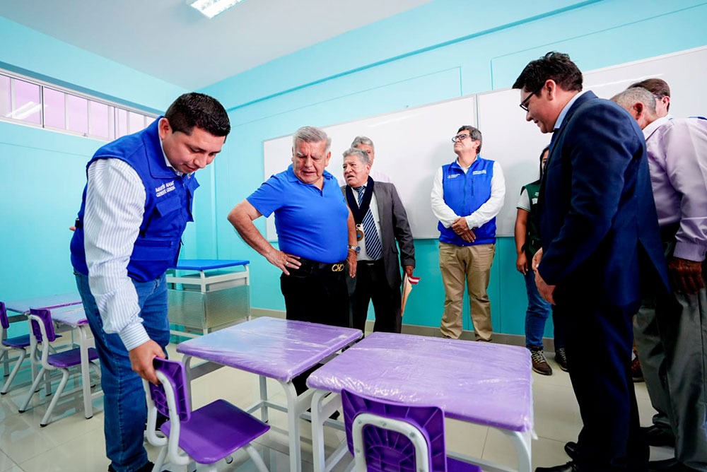 César Acuña lidera histórica renovación de mobiliario escolar en La Libertad - Imagen ilustrativa