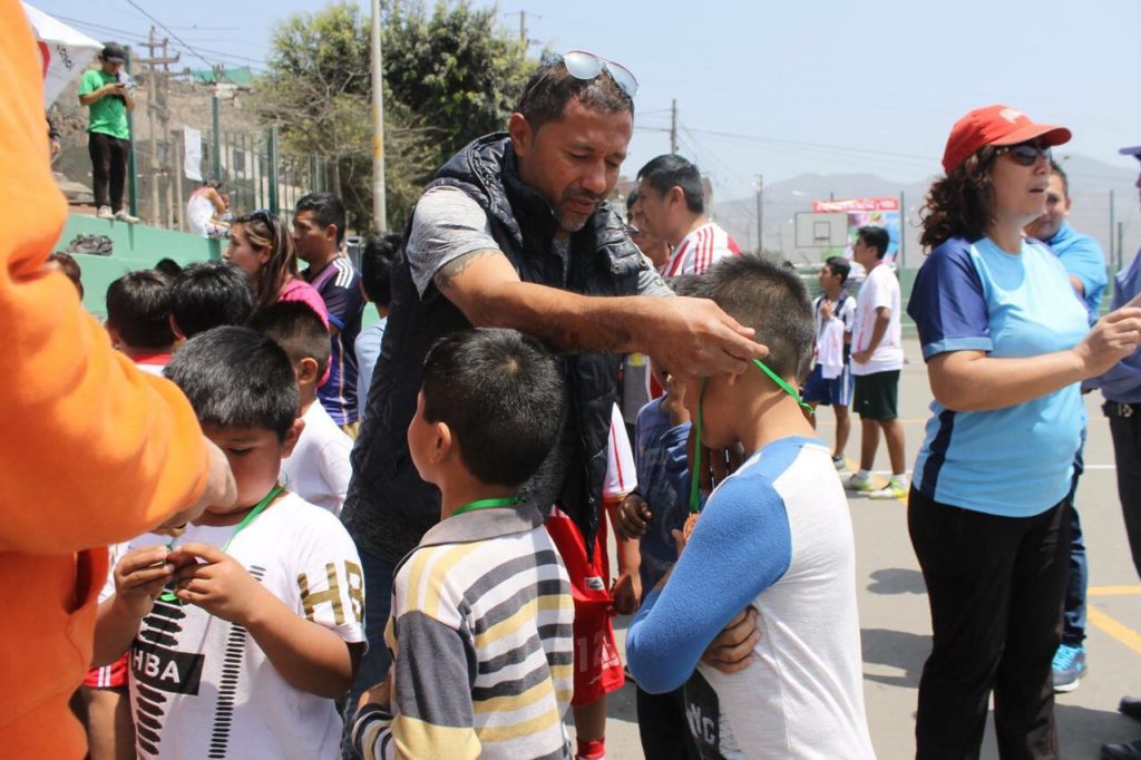 Secretario de Deporte de APP, Roberto Palacios, entregando medallas a los ganadores en fútbol.